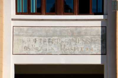 Il Policlinico e una scritta storica: fu qui che furono curati i sopravvissuti all'iprite